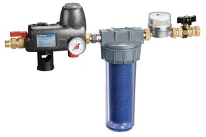  Mit der „FüllKombi BA Plus“ hat Caleffi ein automatisches Nachfüll- und Aufbereitungssystem im Programm, das allen normativen Anforderungen für das Heizungswasser entspricht. 