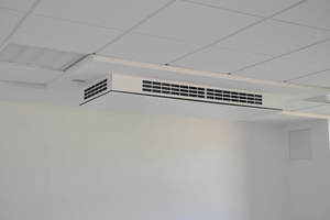  Das dezentrale Lüftungsgerät „Duplex Vent“ von Airflow kann zu 2/3 teilintegriert angebracht werden. Es ist kaum sichtbar, läuft flüsterleise und sorgt für ausreichend frische Luft.  
