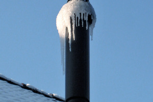  EiszeitZugefrorene Verbrennungsluftöffnung an den Mündungen der Abgasleitungen 
